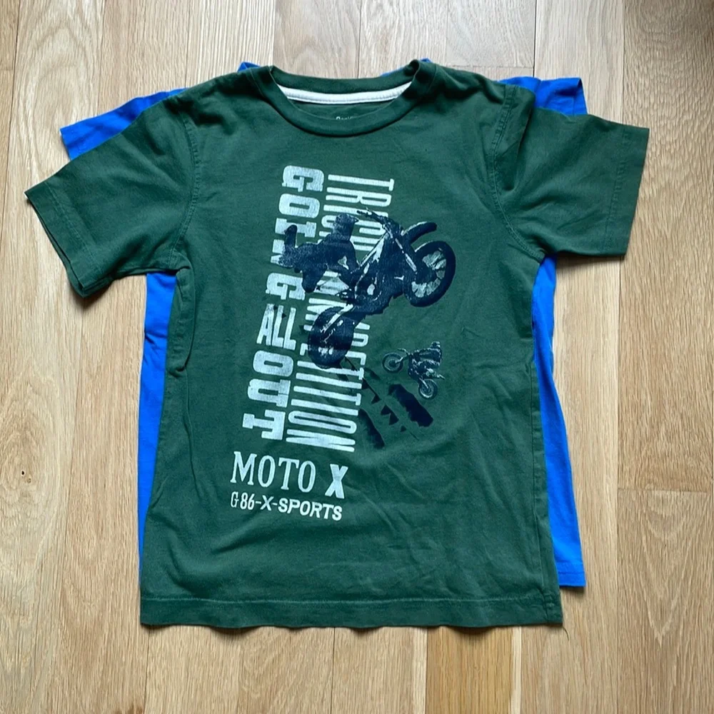 GAP green shirt