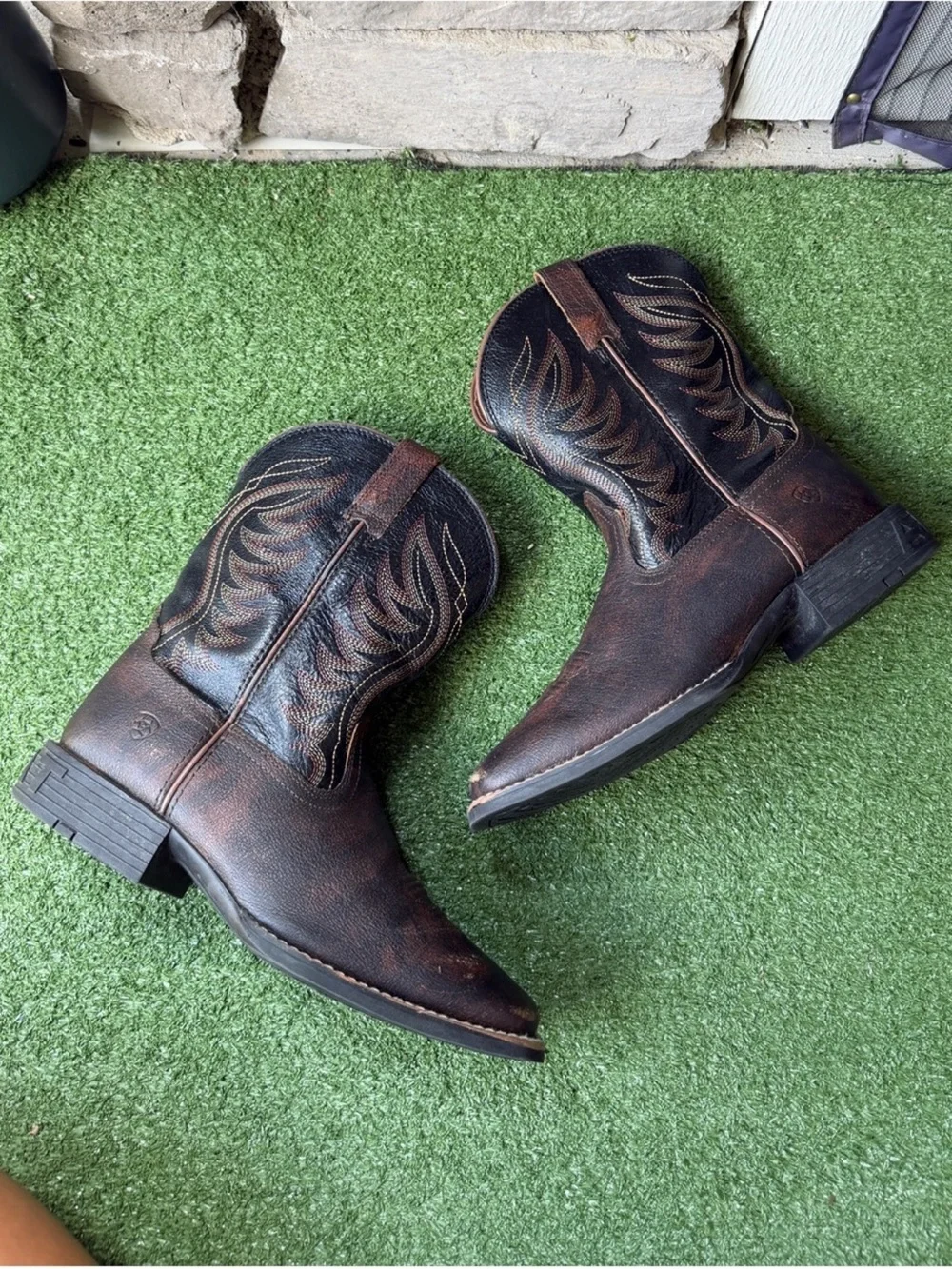 Ariat leather pull distressed