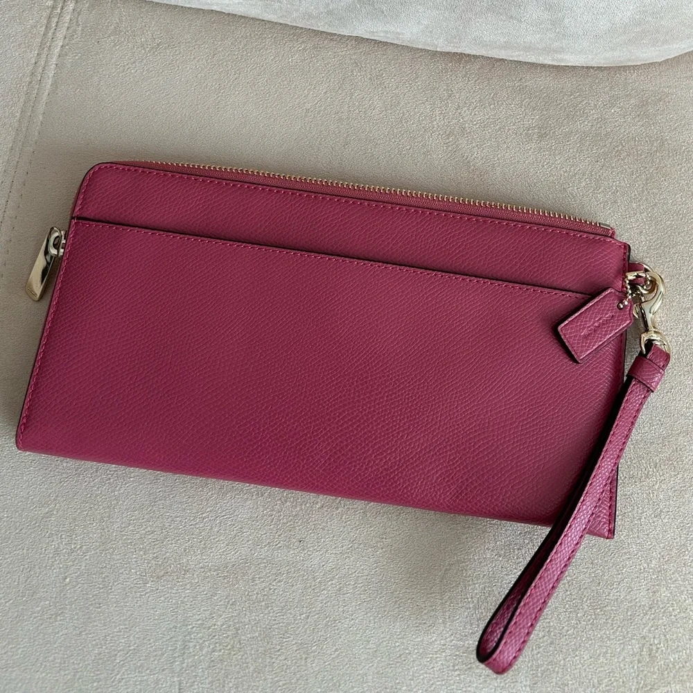 🔥NWT🔥 Coach XL Long Leather Wallet with Detachable Wrist Strap, Elegant Stylish