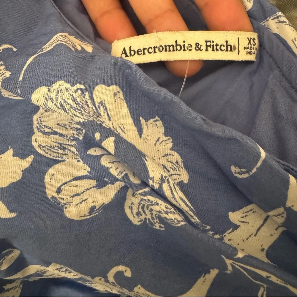 Abercrombie & Fitch white one perfect