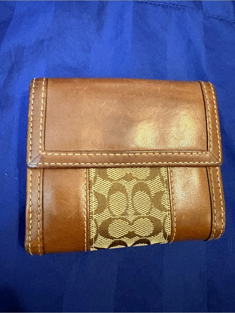 2007 Coach Vintage Y2K Leather Signature Medallion Bifold Wallet