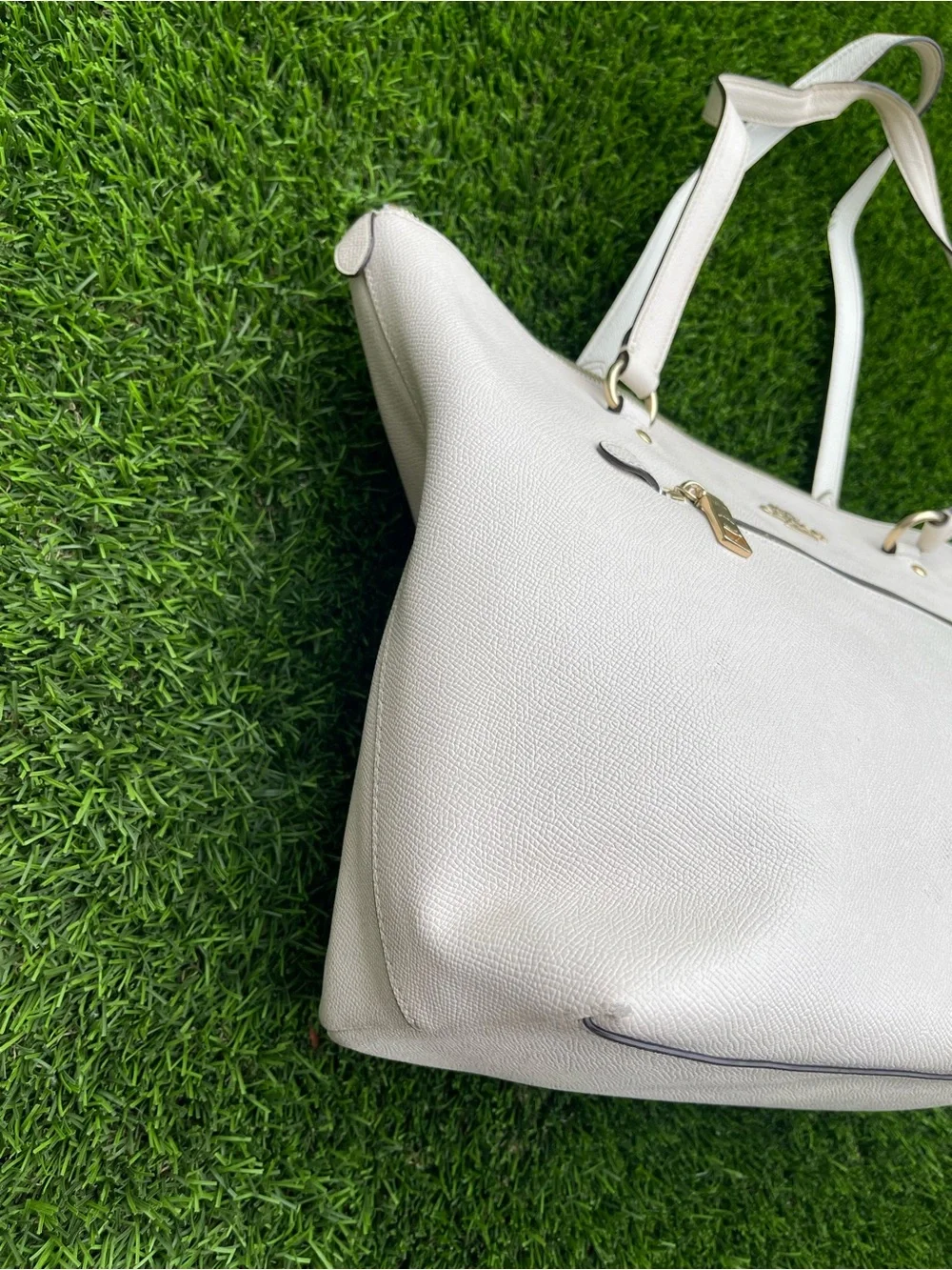 ✨ COACH Gallery Tote in Chalk Crossgrain Leather ✨