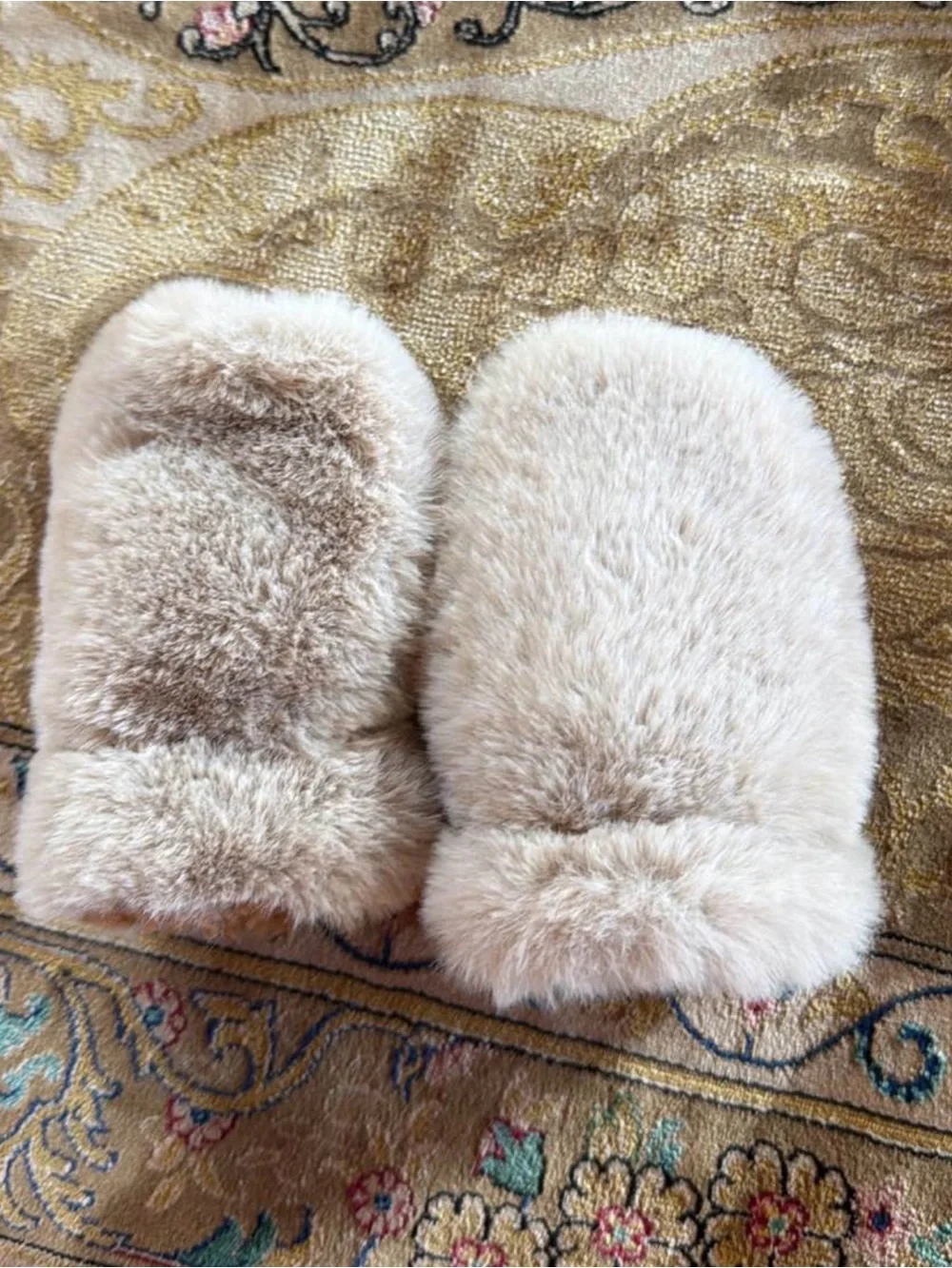 UGG Baby Plush Mittens in Beige Taupe