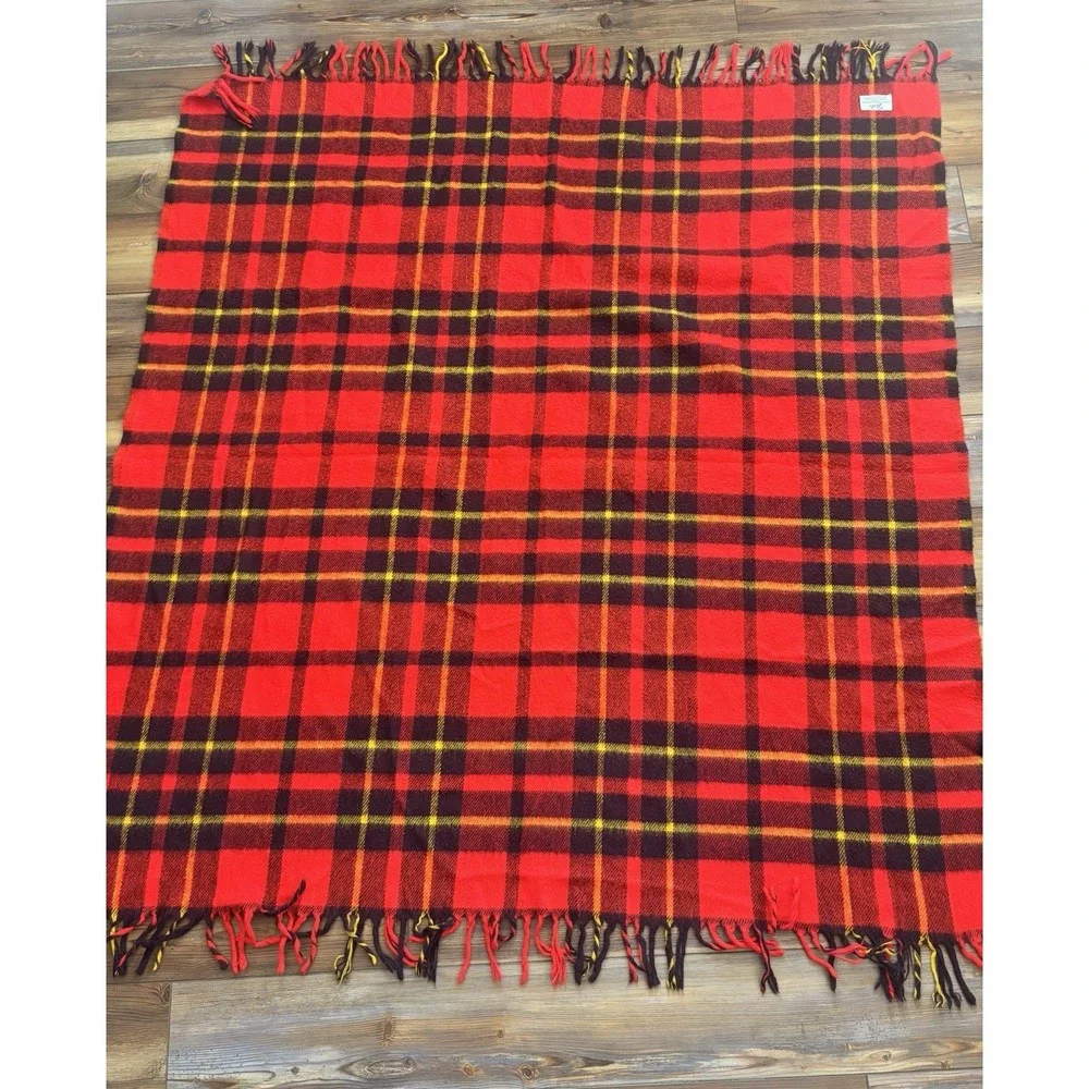 Faribo Red Tartan Plaid 100% Acrylic Blanket Throw Stadium Holiday 54x52‎