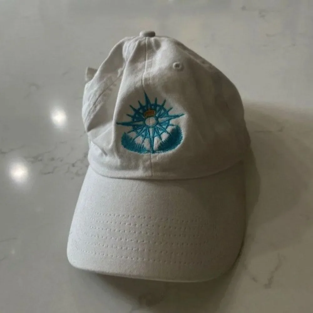 White Court of Captivating Islands Cap — One size (small imperfections)