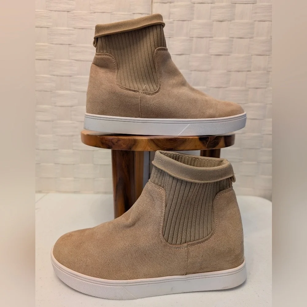 Boutique by Corkys Tan Faux Suede Ribbed Knit High Top‎ Sneaker Boots Booties