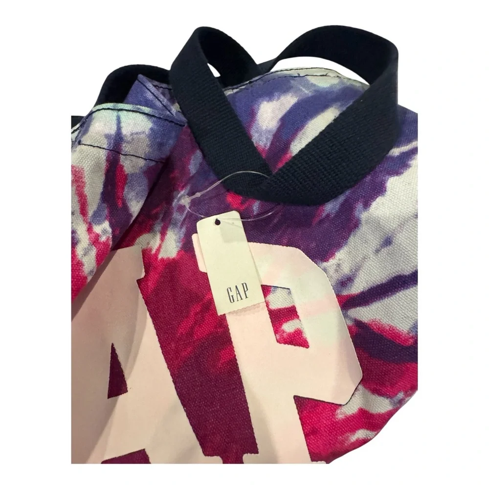 GAP eye catching