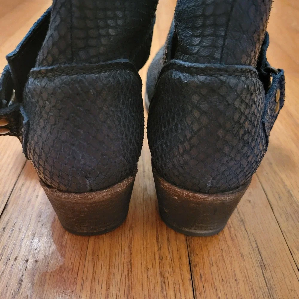 Free People snakeskin secured rounded