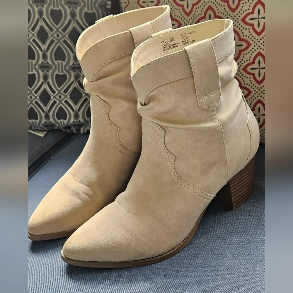 🌟Like New- Western Faux Suede Beige Ankle Boots🌟