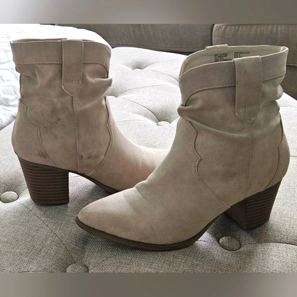 🌟Like New- Western Faux Suede Beige Ankle Boots🌟