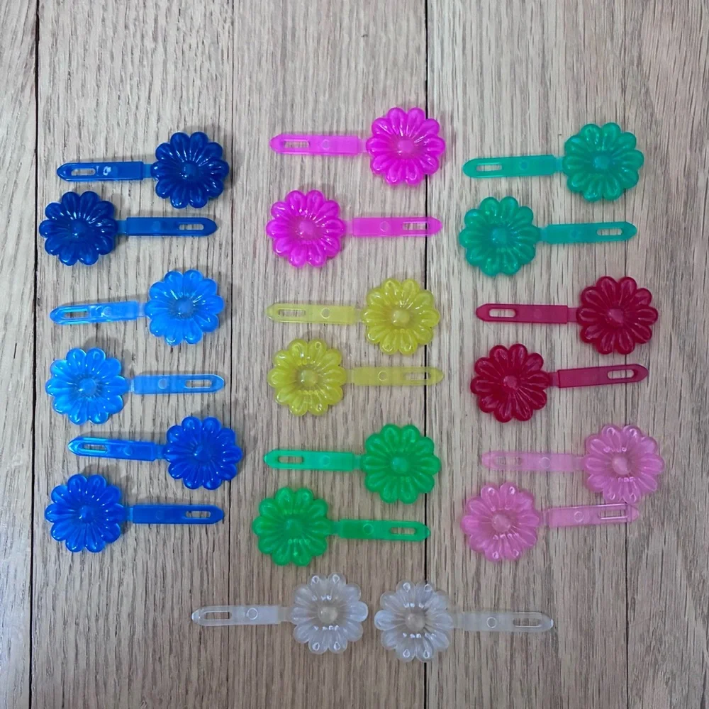 Plastic retro hair barrettes. Set of 20 Snap Close Daisy hair clips. Translucent