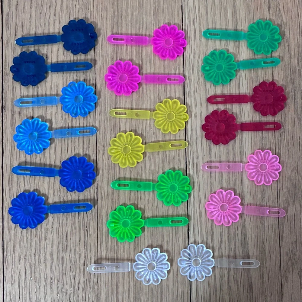 Plastic retro hair barrettes. Set of 20 Snap Close Daisy hair clips. Translucent