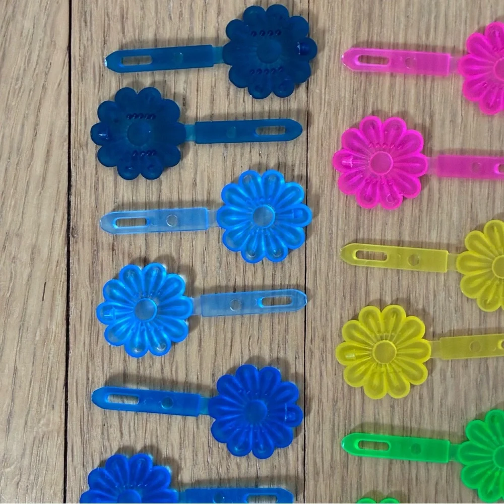 Plastic retro hair barrettes. Set of 20 Snap Close Daisy hair clips. Translucent