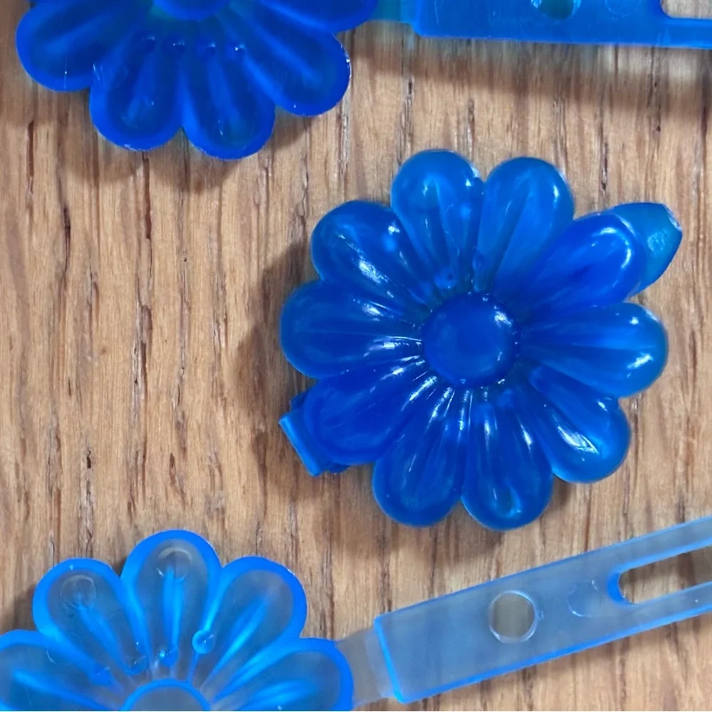 Plastic retro hair barrettes. Set of 20 Snap Close Daisy hair clips. Translucent