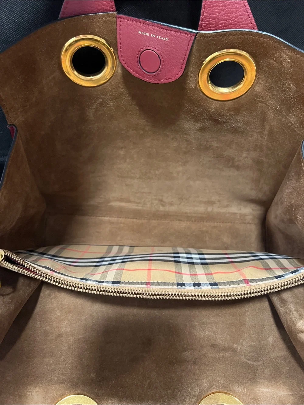 Burberry strap dust