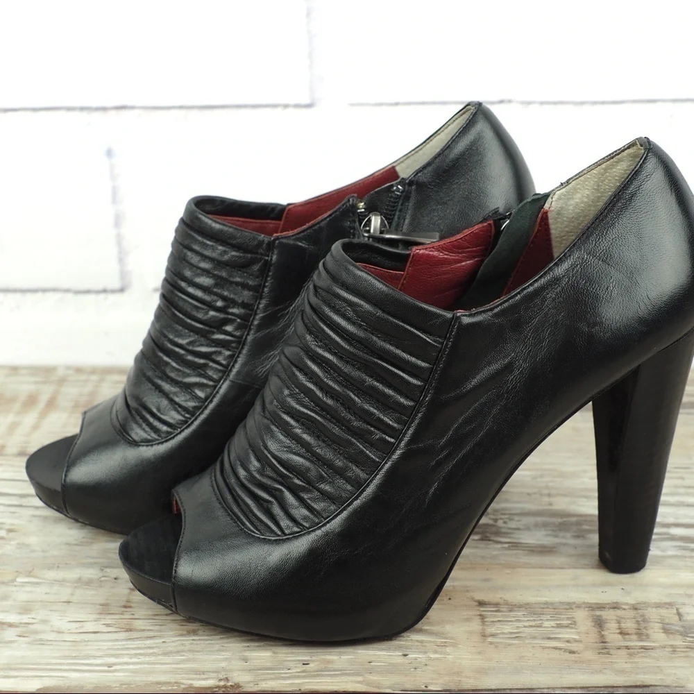 Max Studio sz 8 black leather peep toe booties