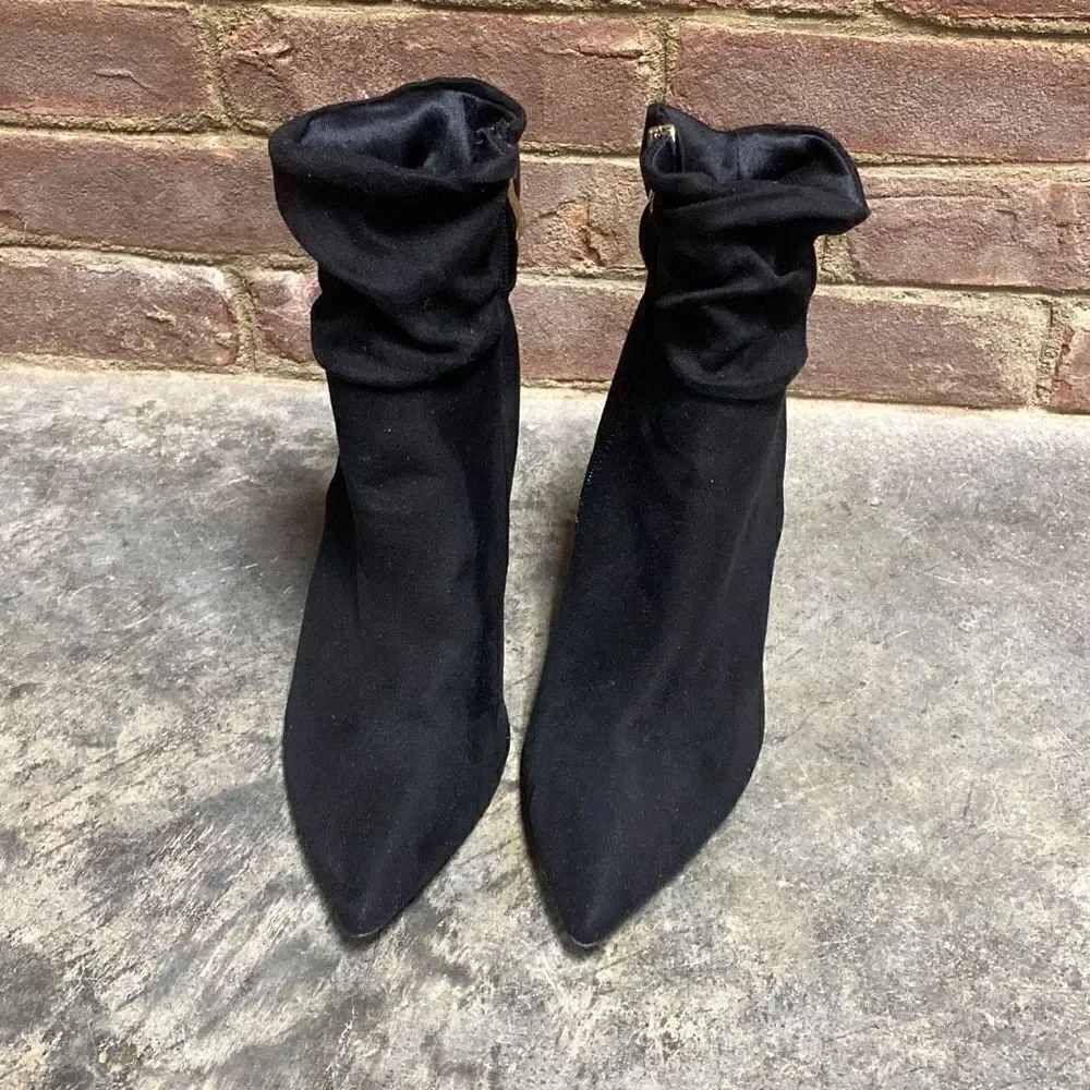 Qupid Black Faux Suede Pointed Toe Block Heel Bootie Size 9