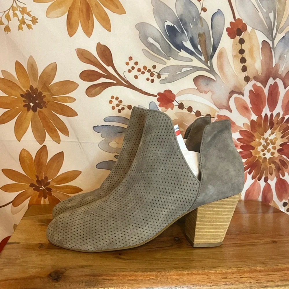 Cole Haan 8B Grey Suede Laser Cut Pull On Casual Fall Preppy Weekend Booties