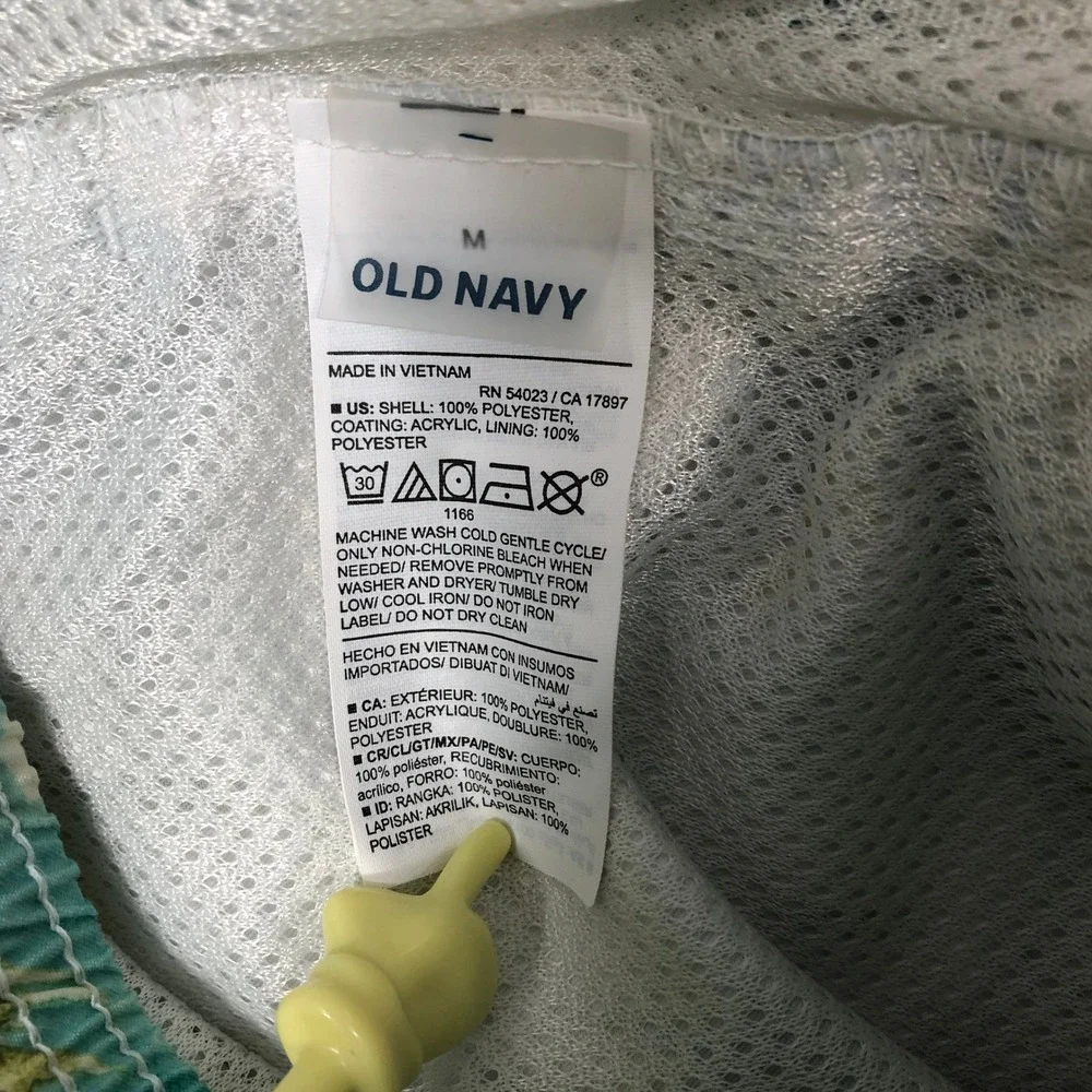 Old Navy lined against vacation