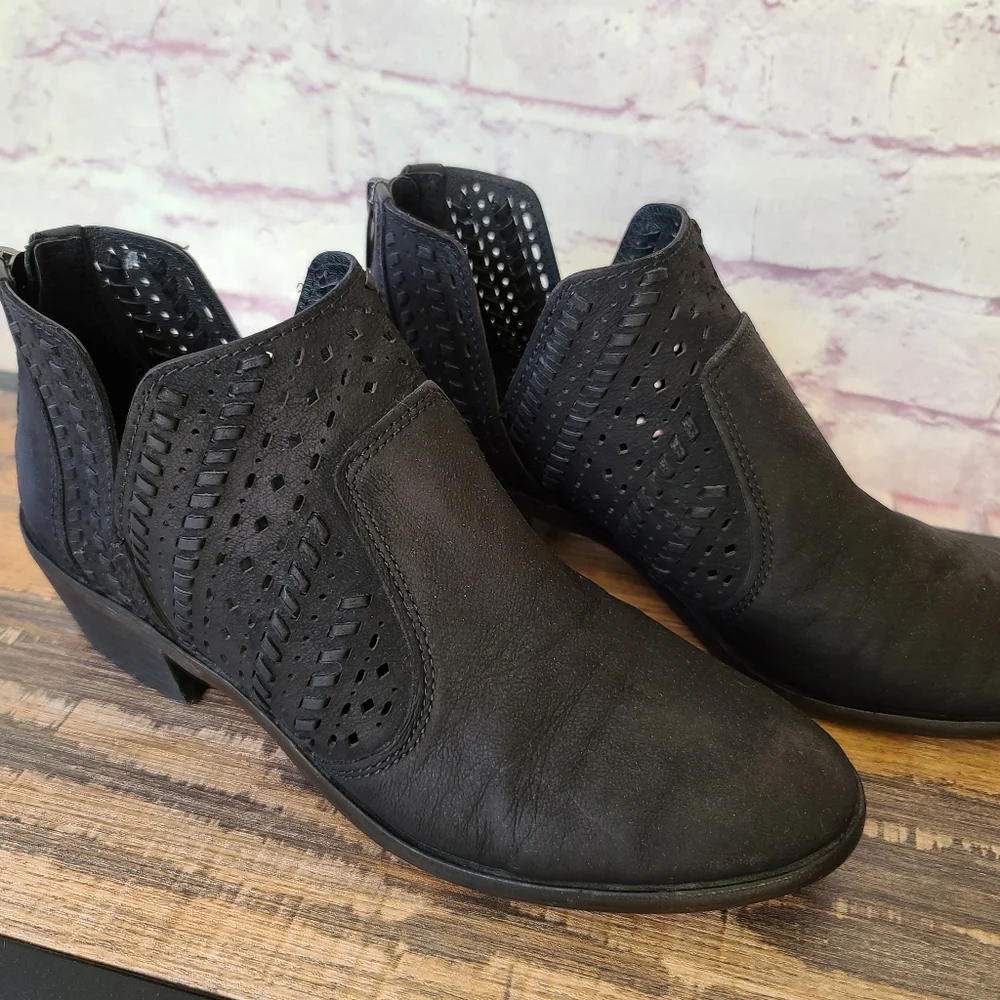 Vince Camuto Black Leather Cutout Chelsea Ankle Bootie Western Boho 8.5M
