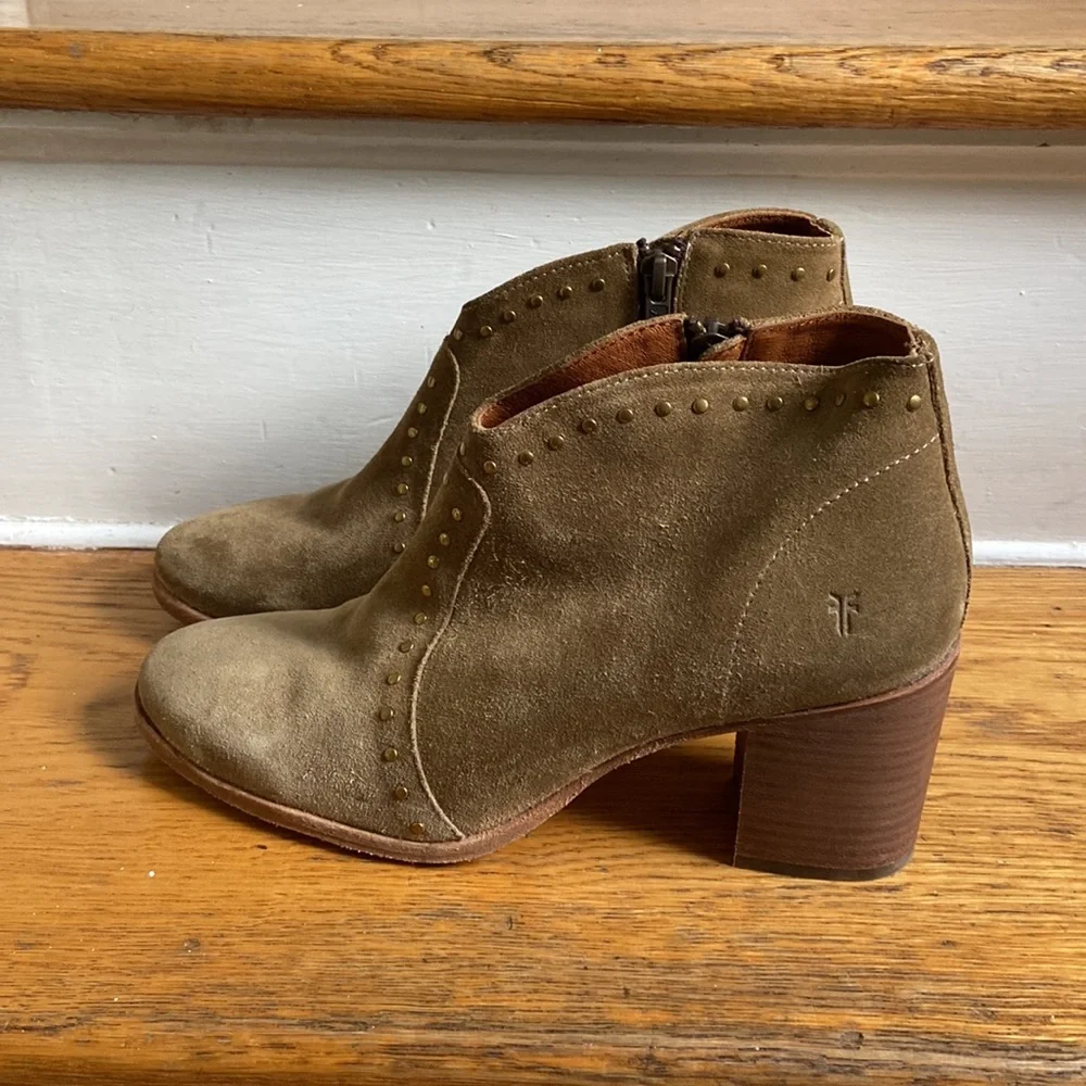Frye Women's Nora Stud Zip Short Booties in Sand Size 8Regular