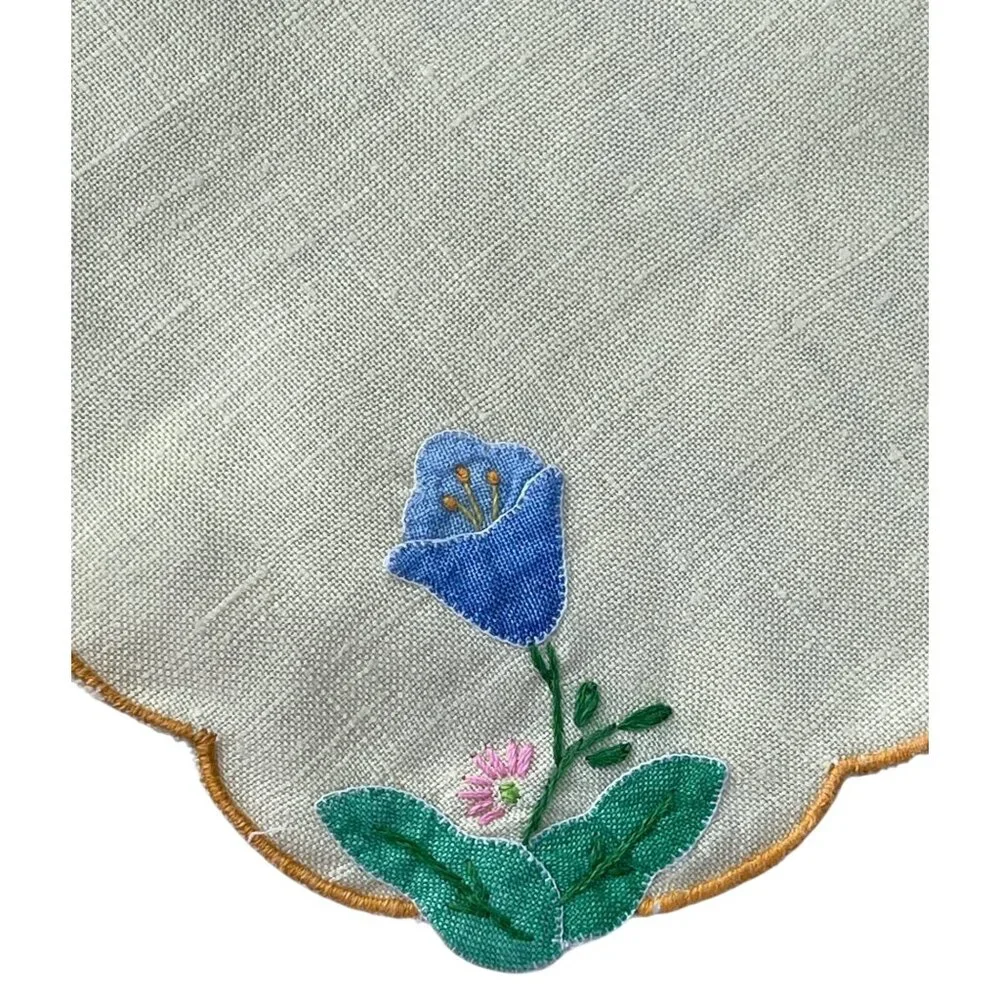 Hand-Appliquéd Linen Bun Warmer Cloth Scalloped Edges 18x16.75 VTG Floral