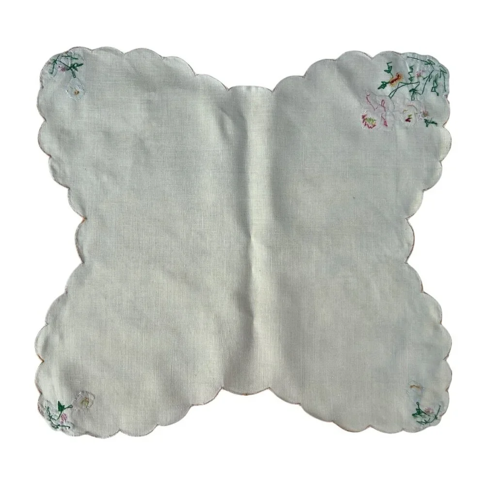 Hand-Appliquéd Linen Bun Warmer Cloth Scalloped Edges 18x16.75 VTG Floral