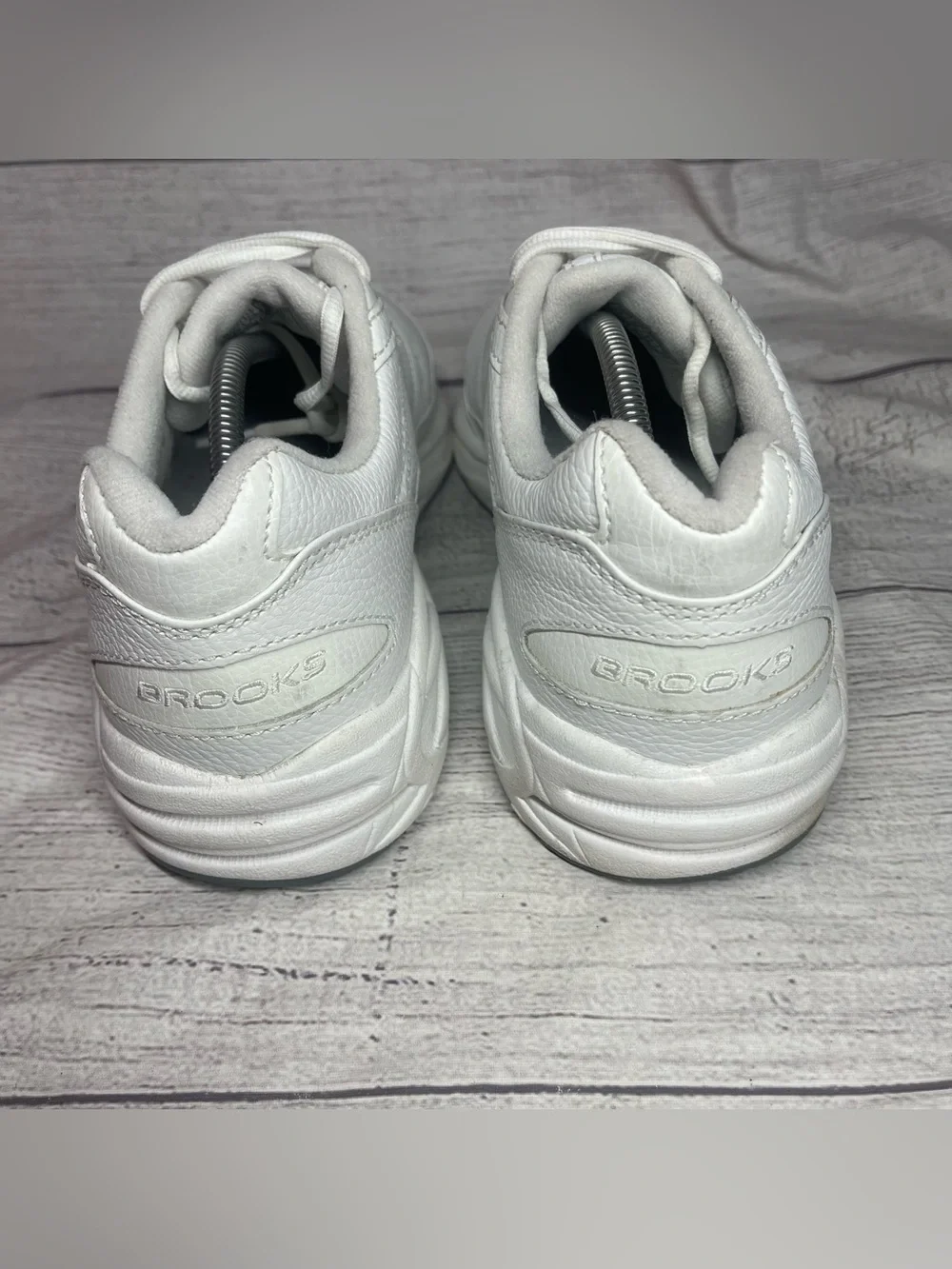 Brooks Men’s 12D White Leather Addiction Walker Walking Shoes