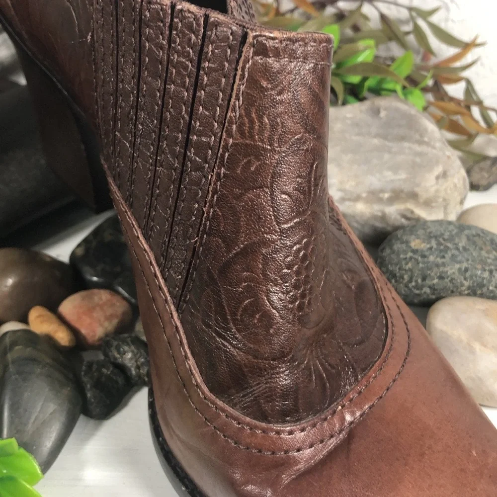 Antonio Melani Ankle Bootie Heeled  Embossed Tooled Leather Bendable Size 9 Boot