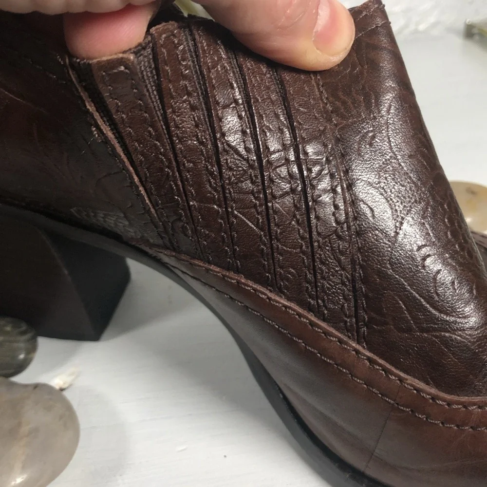 Antonio Melani Ankle Bootie Heeled  Embossed Tooled Leather Bendable Size 9 Boot
