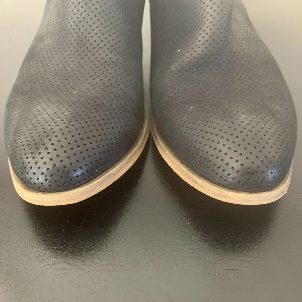 NORDSTROM Caslon 7.5 Ankle Boot Bootie Black Leather Perforated Side Easy Close