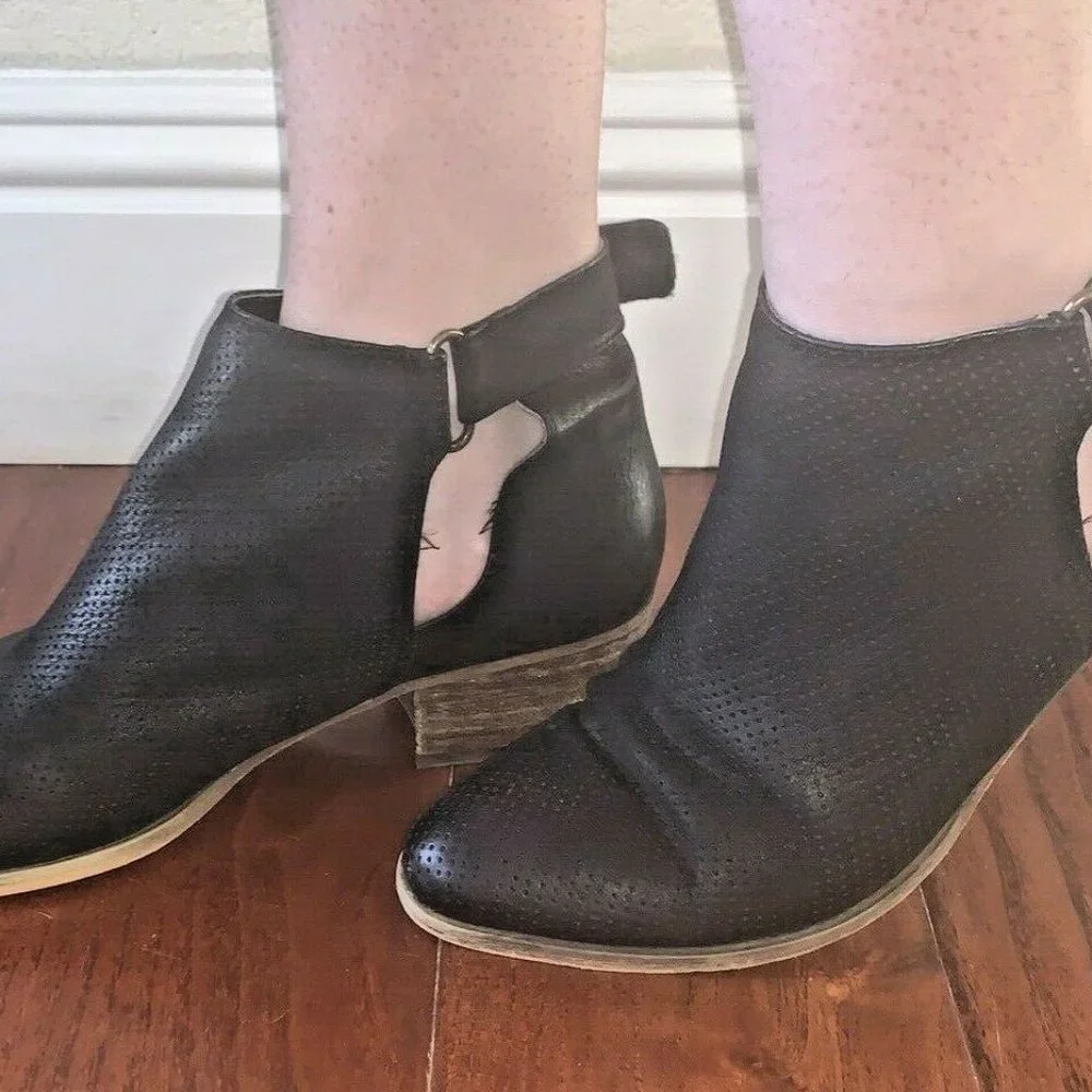 NORDSTROM Caslon 7.5 Ankle Boot Bootie Black Leather Perforated Side Easy Close