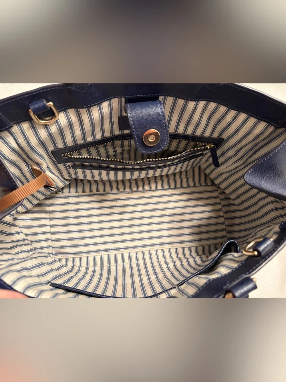 Dooney & Bourke saffiano leatherzip