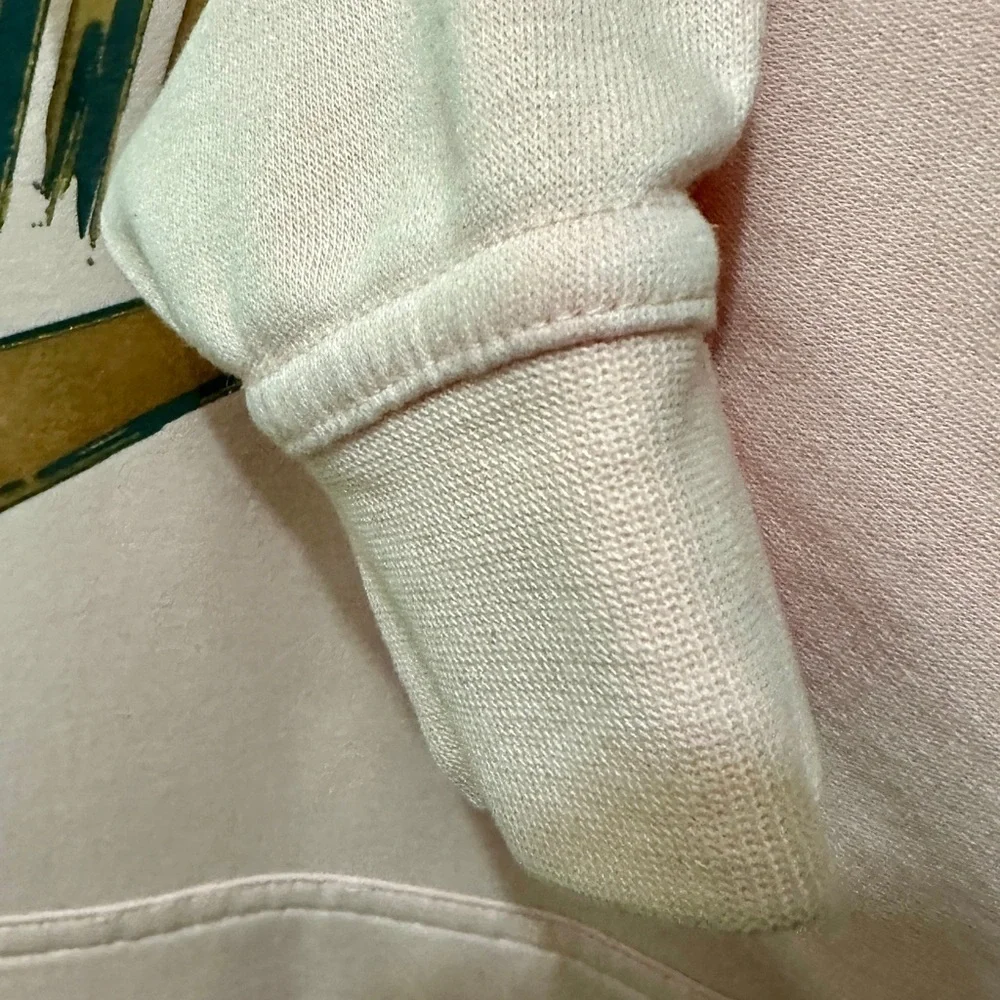 400 Nike | NWOT Blush Pink Graphic Pullover Hoodie (Size M)