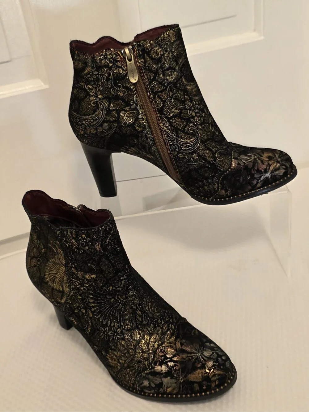 L'Artiste Smokinhot Black & Gold Brocade Ankle Booties with Side Zip Size 39/8.5