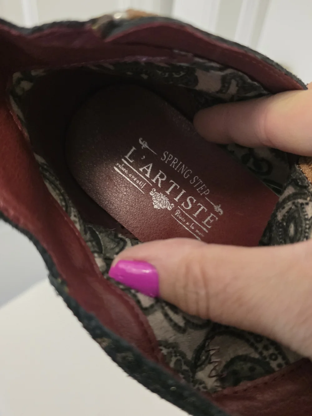 Lartiste side are patterned