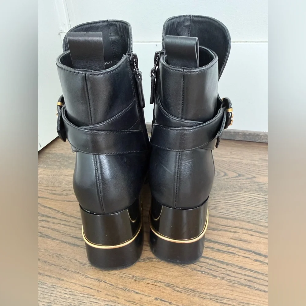 Tory Burch model round euc