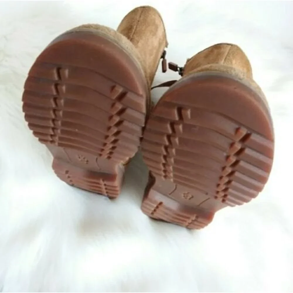 UGG visual lace included