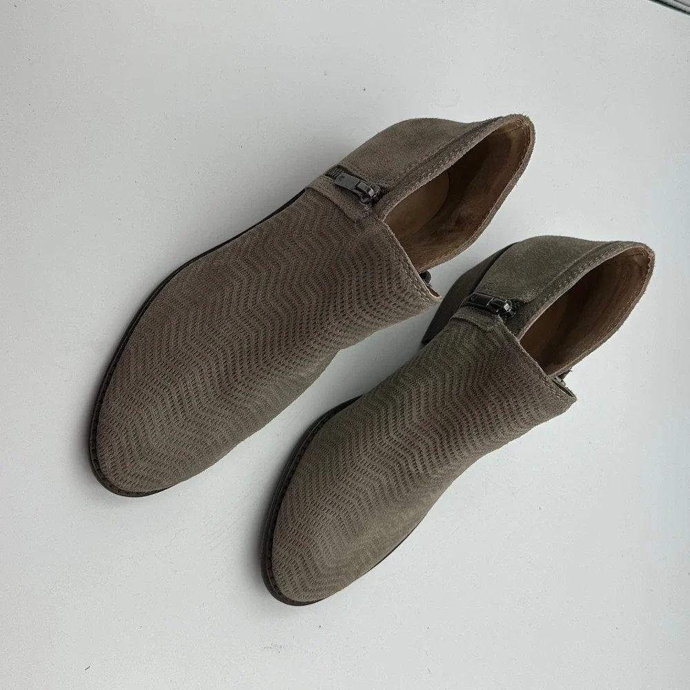 Lucky Brand command attention