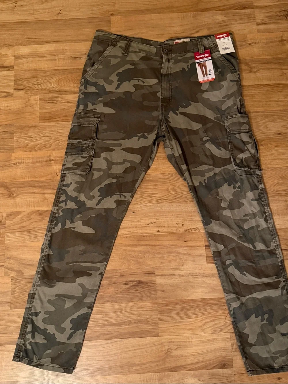 Wrangler Men's Cargo Pants Size 40x32 Camo Medium Stretch Taper Leg Regular Fit