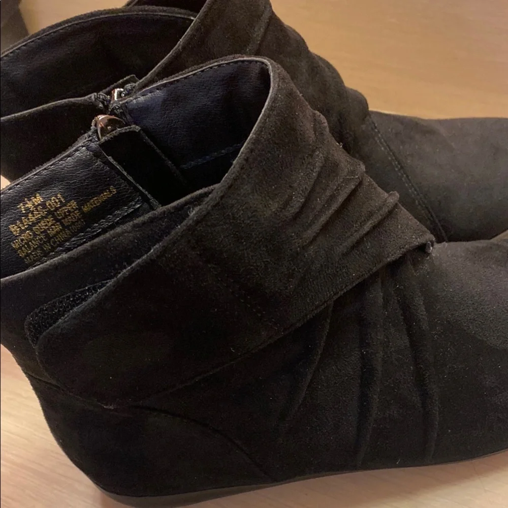 Slouchy Black Ankle Boots with Minimalist Design 7.5 Round Toe Goth Grunge