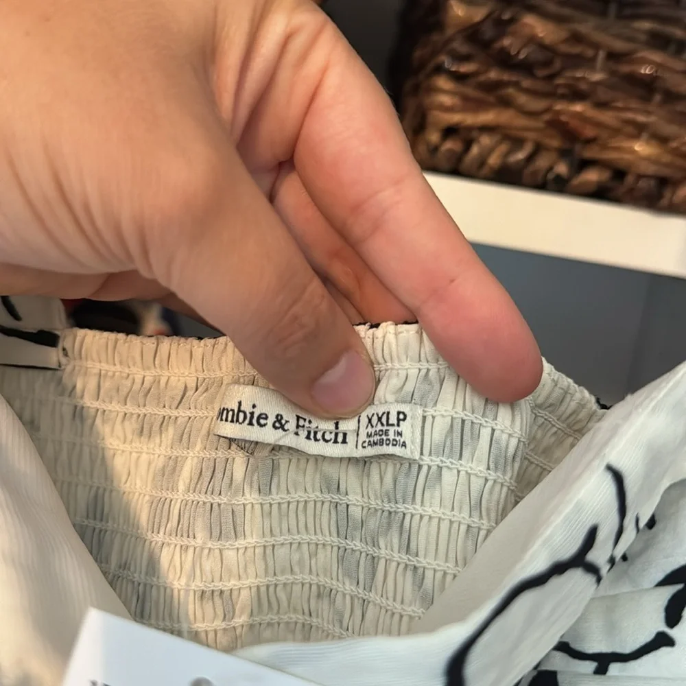 Abercrombie & Fitch black white
