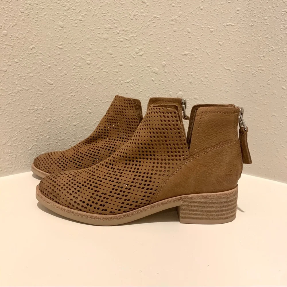 Dolce Vita Perforated Women’s Camel Leather Booties Size 6 NWT