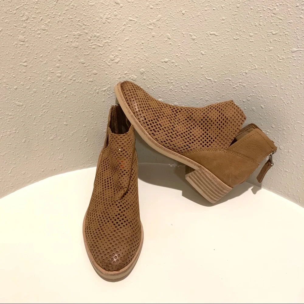 Dolce Vita Perforated Women’s Camel Leather Booties Size 6 NWT