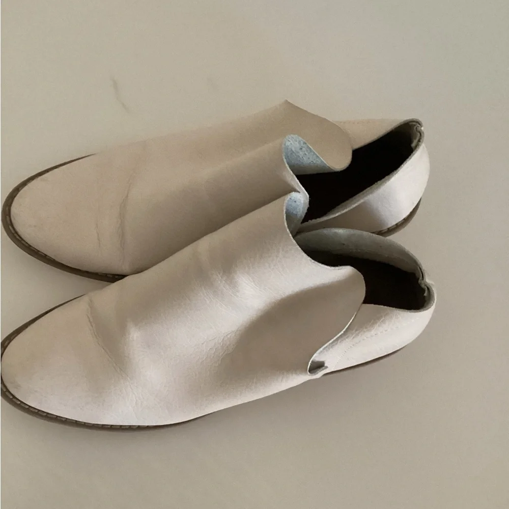 Universal Thread booties -SZ 8