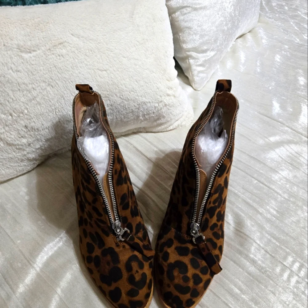 Faux Suede Zip Up Leopard Print Booties. Size 7 1/2 EUC!