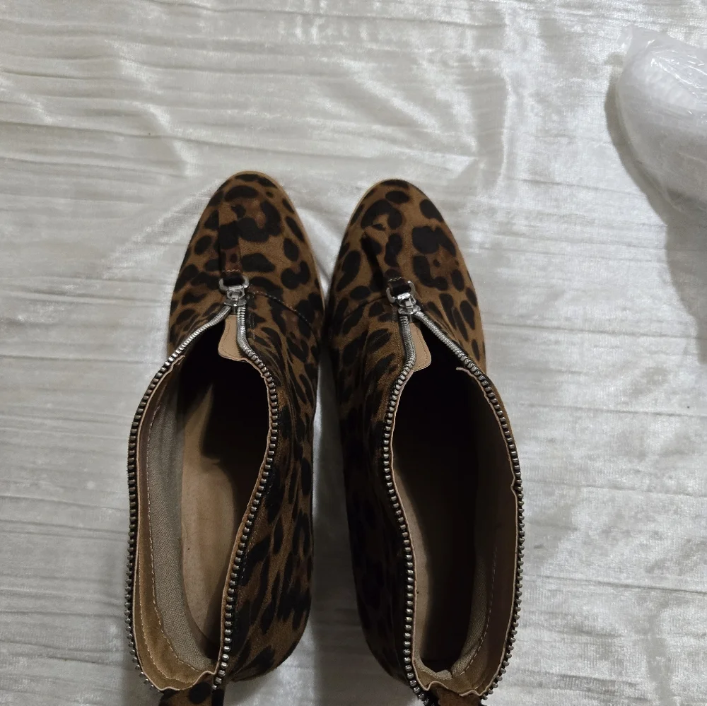 Faux Suede Zip Up Leopard Print Booties. Size 7 1/2 EUC!