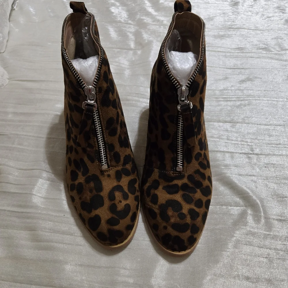 Faux Suede Zip Up Leopard Print Booties. Size 7 1/2 EUC!