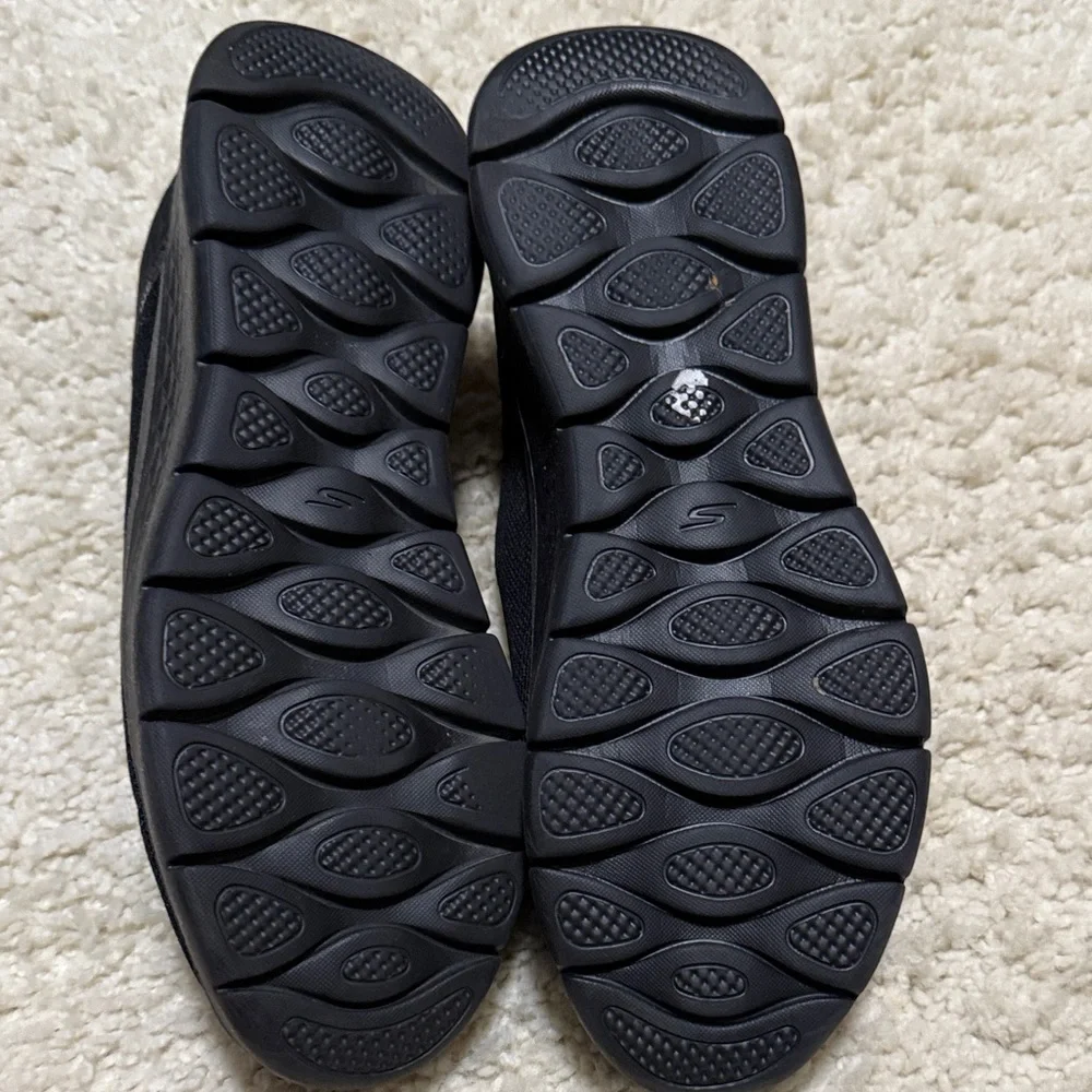 Skechers sleek black