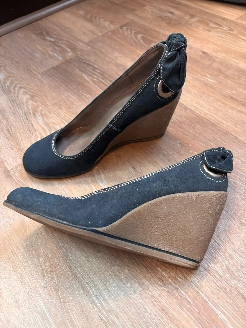Nine West Dk Teal Suede Wedge Pumps with Back Knot. Size 8 But Would Fit 8.5.